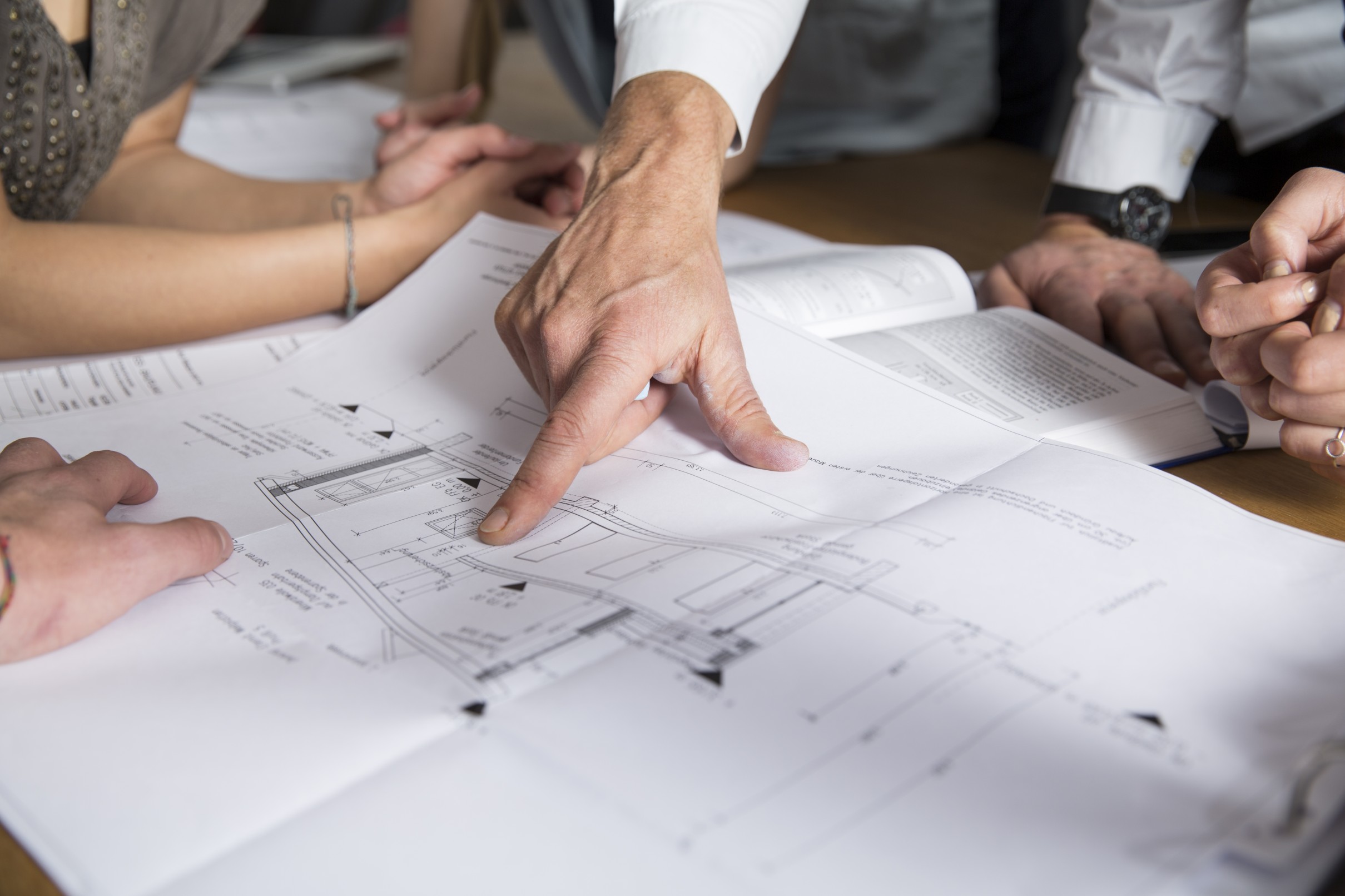 ingegnere che indica qualcosa su un progetto